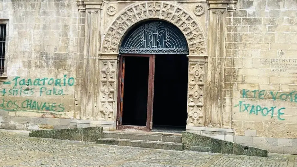 Pintadas en la fachada de un edificio del siglo XVI en Sos del Rey Católico.
