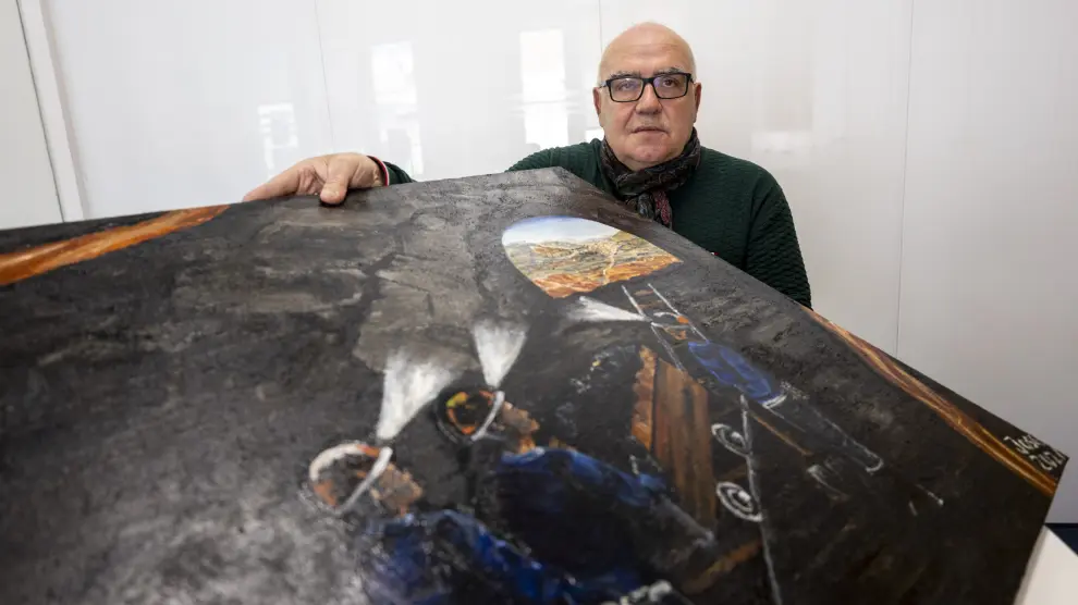 El pintor José Blesa con uno de sus cuadros con carbón.