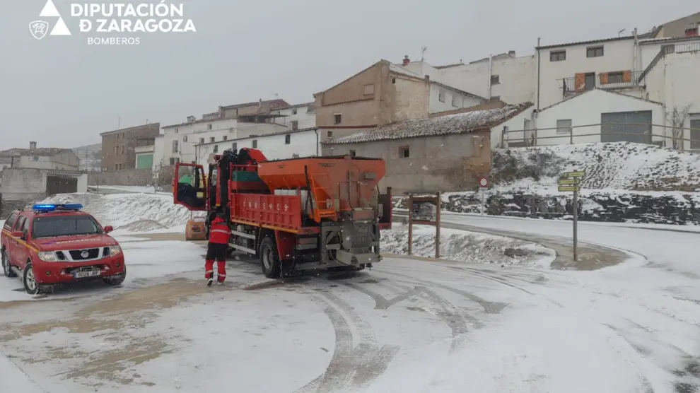 Bomberos de la DPZ trabajando en las carreteras nevadas este lunes.