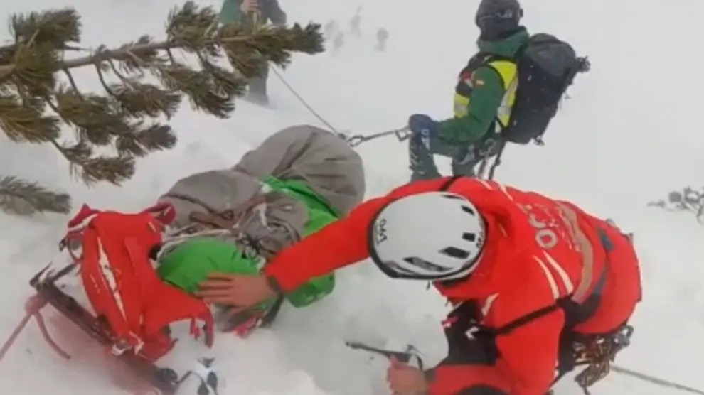 Una imagen del vídeo de la Guardia Civil con el rescate de la esquiadora.