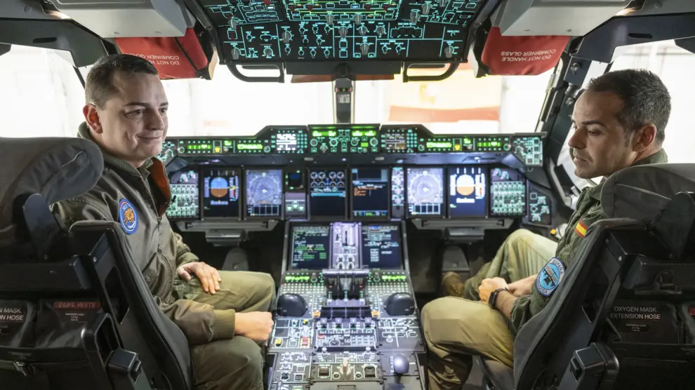 El comandante Alejandro Fernández Candelas (izquierda) y el sargento Javier Soro, en la cabina del avión A400M del Ala 31, en la Base de Zaragoza.