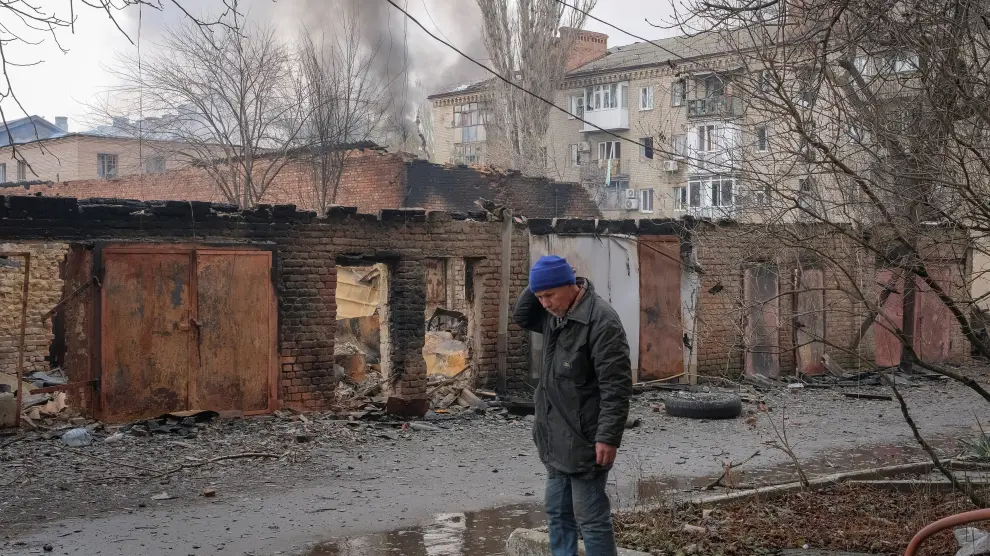 Un ciudadano contempla los destrozos causados después de un ataque en Bajmut