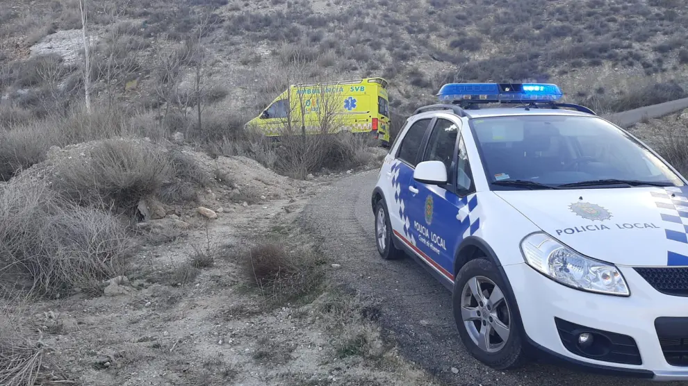 Un coche de policía y la ambulanica que ha atendido al hombre, localizado en Cadrete.