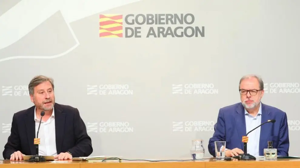 El consejero de Vertebración del Territorio, Movilidad y Vivienda del Gobierno de Aragón, José Luis Soro, y el director general de Carreteras, Bizén Fuster, en una rueda de prensa este miércoles.