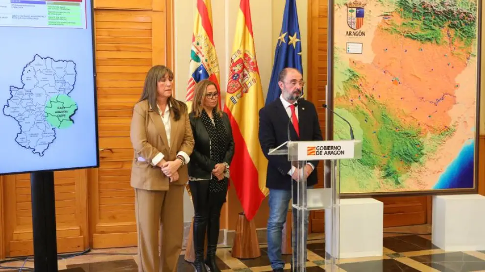 El presidente del Gobierno de Aragón, Javier Lambán, presenta el Plan Integral de Gestión de las Emergencias en Aragón acompañado por las consejeras de Presidencia y Relaciones Institucionales, Mayte Pérez, y de Sanidad, Sira Repollés.