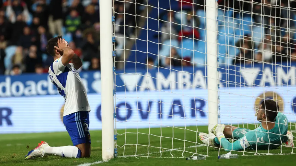 Lluís López se lamenta de una ocasión de gol en el partido jugado contra el Málaga en La Romareda