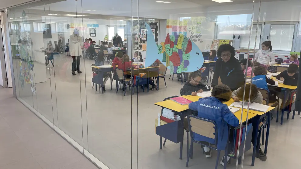 En primaria disfrutan de clases conectadas con muros abiertos.