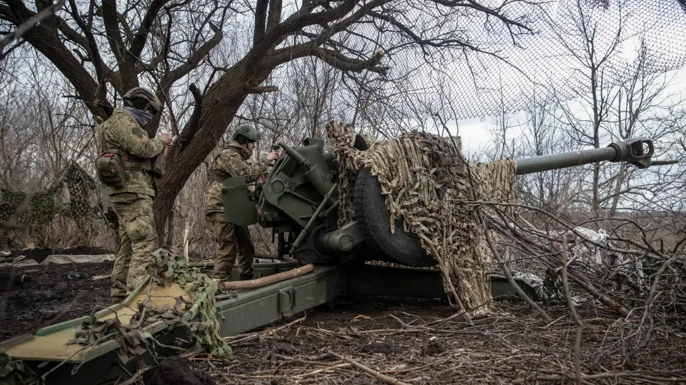 Militares ucranianos se preparan para disparar desde un obús en un frente cercano a la ciudad de Bajmut.