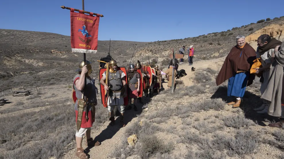 recreacionistas de legiones romanas recorren la sierra de Albarracin desde Gea de Albarracin a Cella. Foto Antonio Garcia_bykofoto_3. 04_03_23[[[FOTOGRAFOS]]]