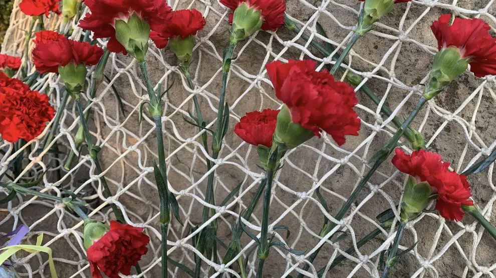 Flores depositadas en el homenaje a las víctimas del bombardeo de Alcañiz.