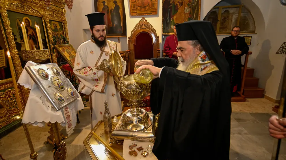 El patriarca griego ortodoxo de Jerusalén, Theophilos III, mezcla los aceites de los árboles del Monte de los Olivos que se usará en la coronación de Carlos III.