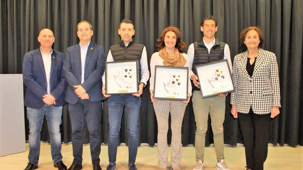 Los directores de los tres CEIP de Binéfar han recogido los galardones que simbolizan el reconocimiento a todos los docentes y que quedarán depositados en los tres colegios