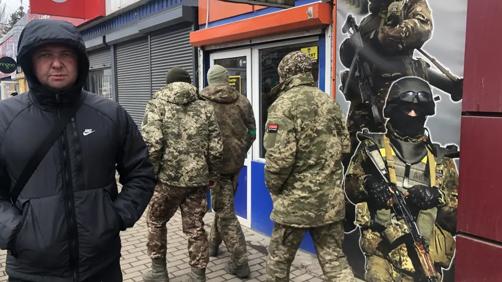 Soldados pasan por una tienda de ropa militar en Kostiantynivka