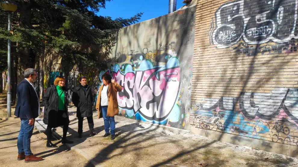 Los responsables municipales observan los grafitis en el entorno del 'skatepark' de Huesca.