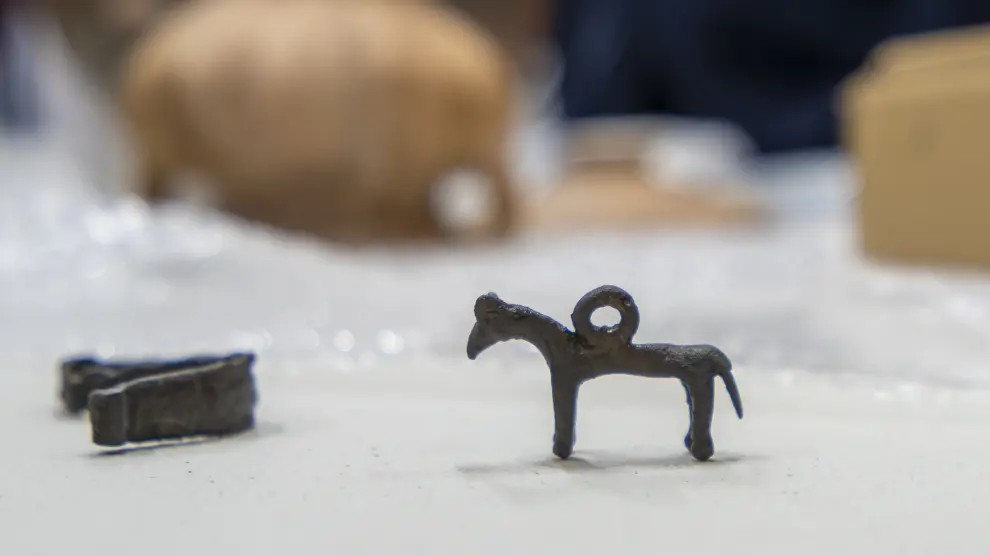 Figurilla de un animal cuadrúpedo correspondiente a un colgante de hierro.