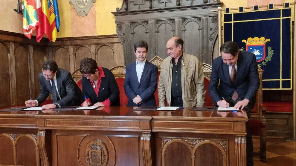 Firma de las adhesiones al proyecto del Ayuntamiento oscense 'Huesca por el cine'.