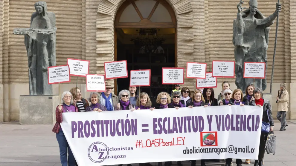 Miembros de la plataforma Abolicionistas Aragón, ante el Ayuntamiento de Zaragoza, donde han entregado firmas contra la prostitución.