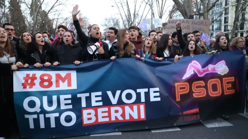 Una pancarta con el lema 'Que te vote Tito Berni', de NNGG de Madrid, tensiona la marcha de la Comisión