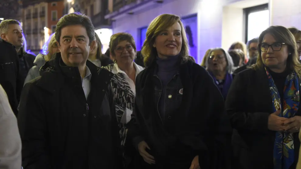 Pilar Alegría, junto al alcalde de Huesca y la delegada del Gobierno en Aragón.