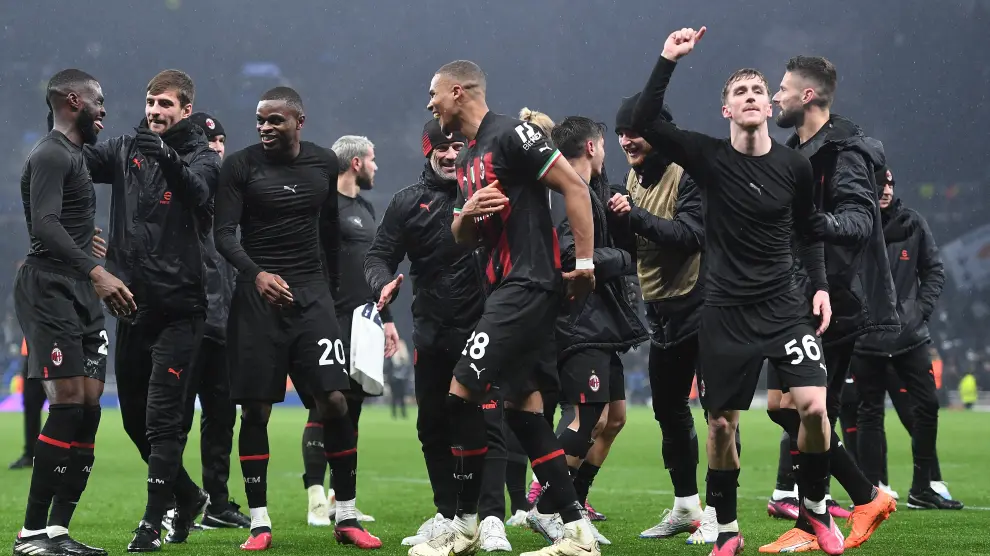 Los jugadores del Milan celebran el pase a cuartos de final de la Champions