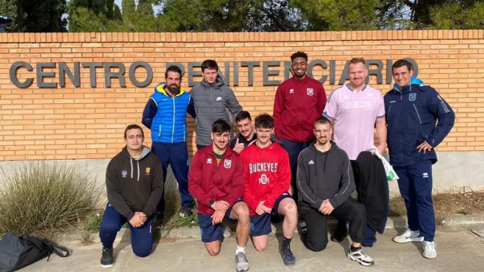 Jugadores del Fénix Rugby entrenan a un equipo del Centro Penitenciario de Zuera