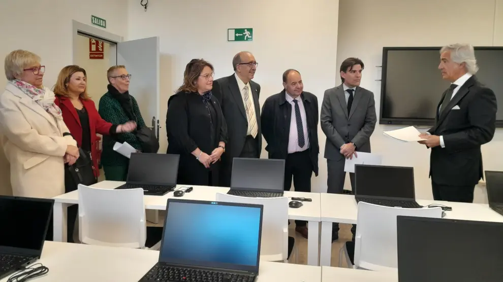 Los representantes de Renfe, la DPT y el Gobierno central han visitado el aula donde se impartirán las clases a las mujeres participantes en el curso de formación en Teruel.