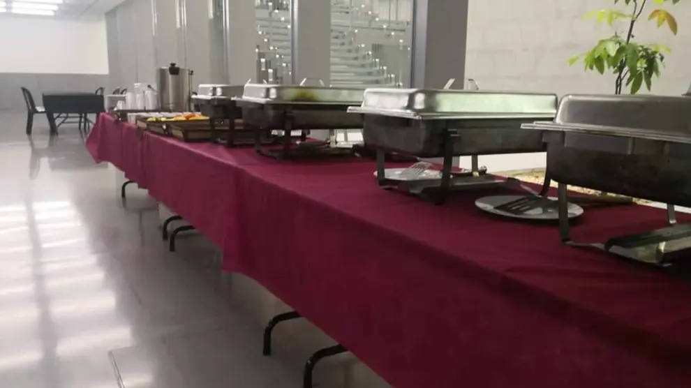Una mesa de comida de un rodaje, preparado por Eventos Las Buenas Migas.