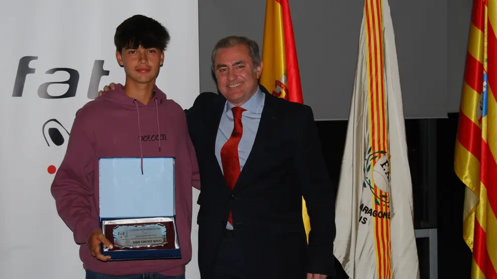 Alejo Sánchez, mejor tenista masculino, recibe su galardón.