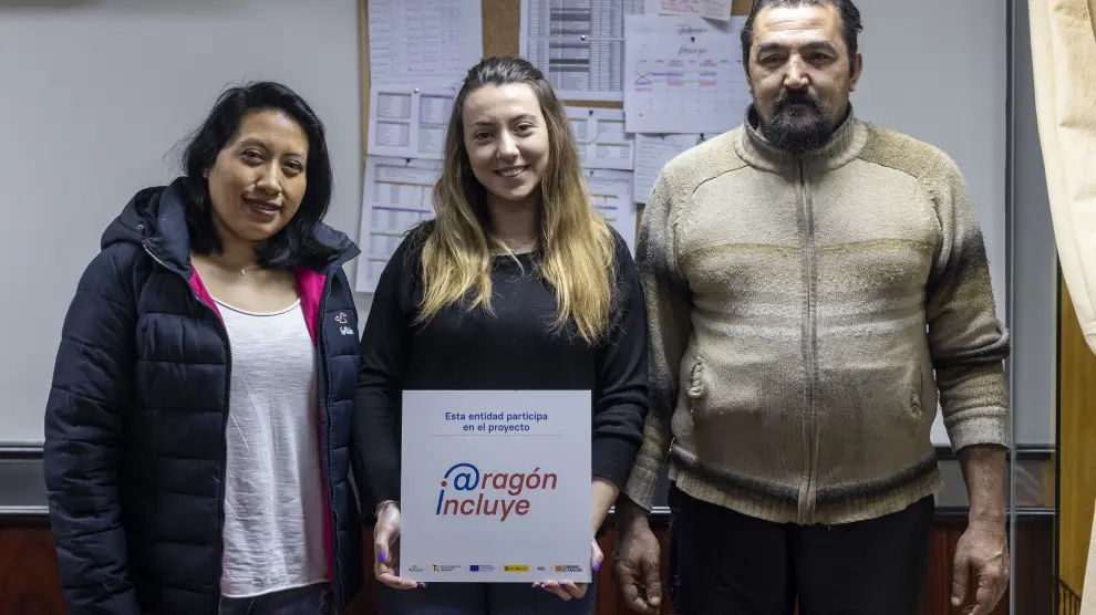 Diana Quinatoa, Cristina Sierra y José Torrubia con un cartel del proyecto Aragón Incluye.
