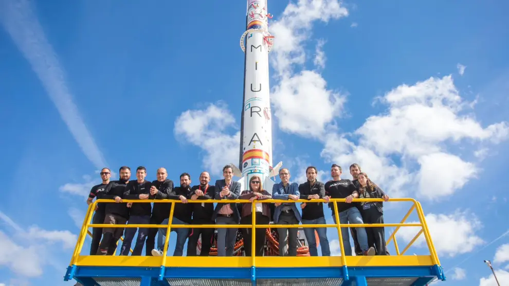 El Miura 1, junto al equipo de PLD Space, en su base de lanzamiento en Huelva.