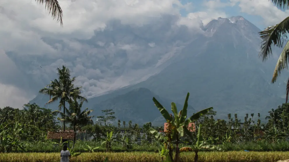 Mount Merapi?volcano?erupts, as seen from Turi, in Sleman, Yogyakarta, Indonesia, March 11, 2023. Antara Foto/Hendra Nurdiyansyah/via REUTERS ATTENTION EDITORS - THIS IMAGE HAS BEEN SUPPLIED BY A THIRD PARTY. MANDATORY CREDIT. INDONESIA OUT. NO COMMERCIAL OR EDITORIAL SALES IN INDONESIA. INDONESIA-VOLCANO/