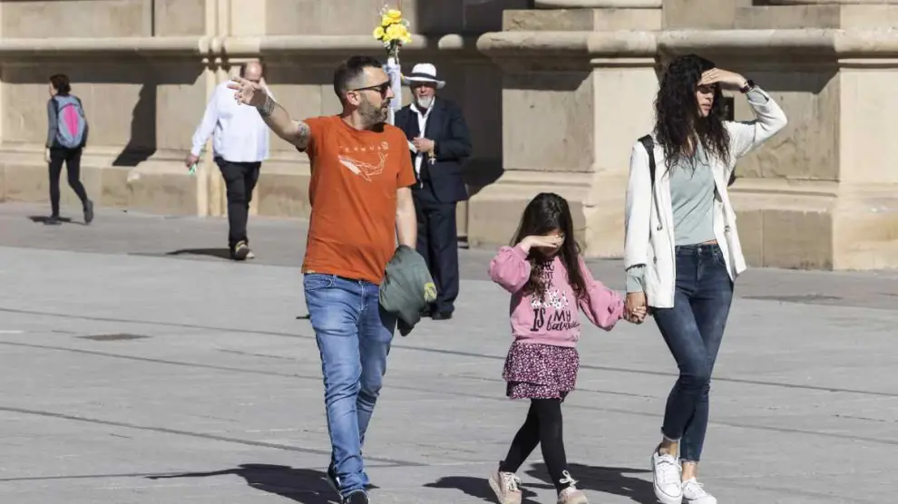 Gente paseando por la plaza del Pilar de Zaragoza el 12 de marzo de 2023.