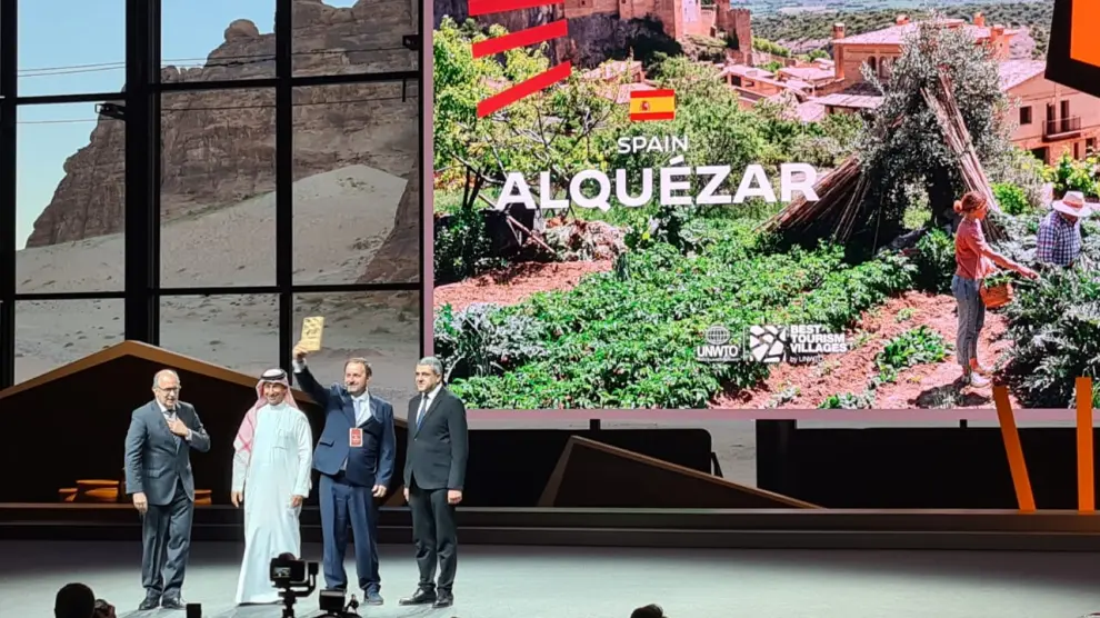 Mariano Altemir, alcalde de Alquézar, recogiendo el premio en Arabia Saudí.