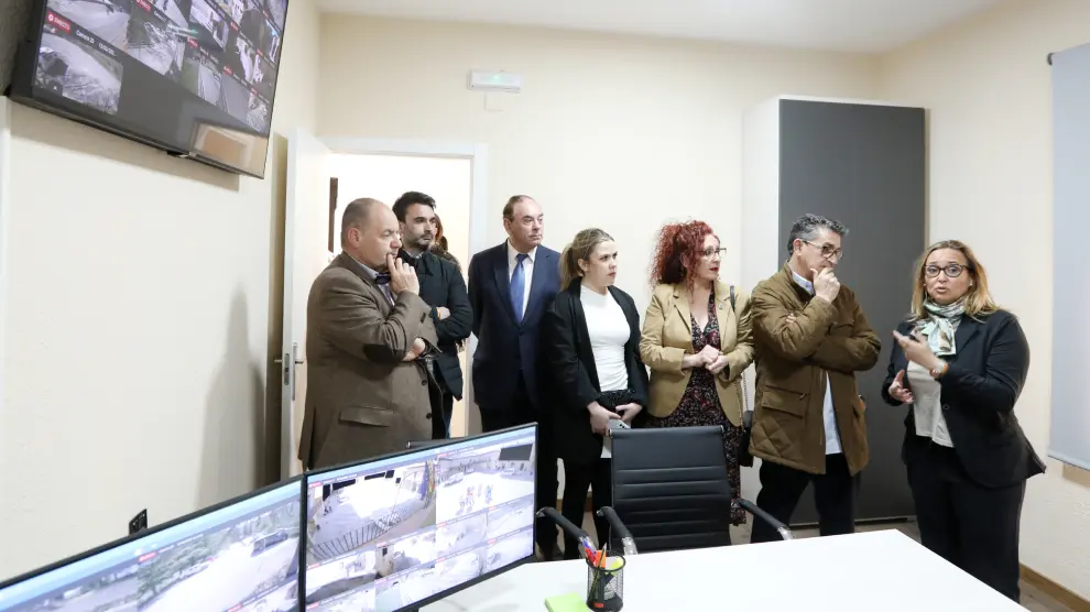 Las autoridades contemplan el sistema de videovigilancia en la comisaría de Albarracín.