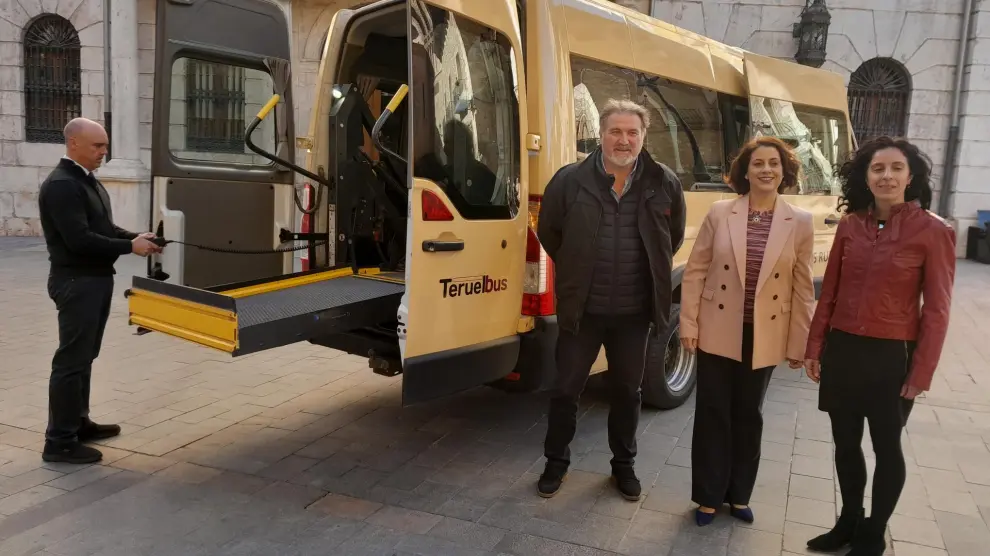 El autobús, adaptado a personas con problemas de movilidad, ha sido presentado este martes. En la imagen, Emma Buj, entre Juan Carlos Cruzado y Nuria Tregón, junto al vehículo.