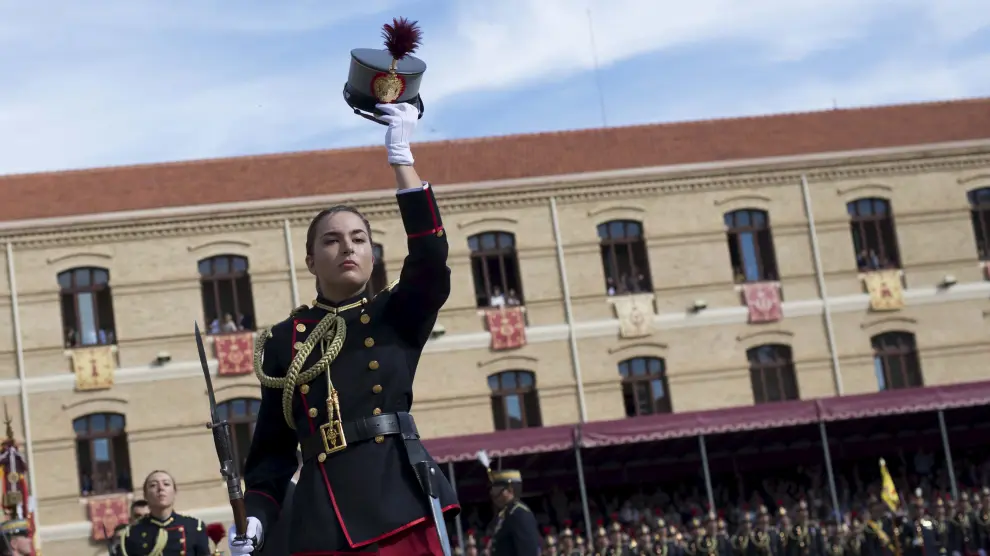 Las mujeres son el 12,8% de los militares en el Ejército. Una nueva teniente en el acto de la Academia General Militar en la entrega de despachos del año 2017.