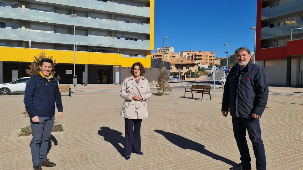 De izquierda a derecha, Carlos Méndez, Emma Buj y Juan Carlos Cruzado, en la Plaza de la Cultura, donde se ubicará la zona de juegos.
