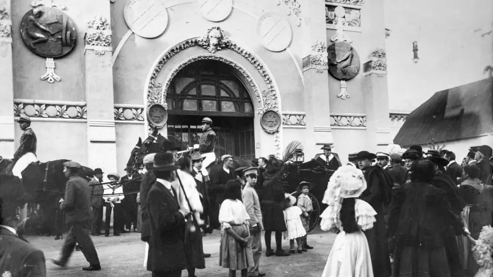 Una de las imágenes de la Exposición Hispano-Francesa de 1908 en Zaragoza. Llega del cardenal Nuncio y arzobispo de Burgos Gregorio María Aguirre ante el Pabellón de Máquinas.
