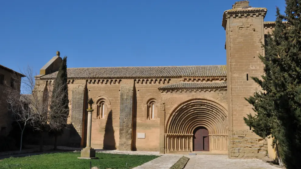 Imagen actual de la entrada a la iglesia del monasterio de Sijena..