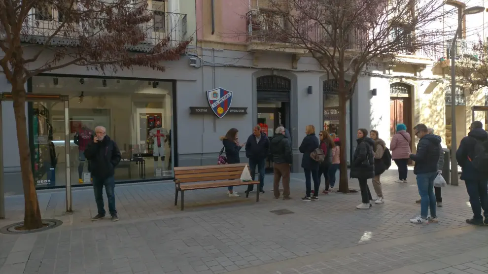 La fila que se ha formado ante la tienda del Huesca a primera hora de la mañana la componían veinte aficionados.