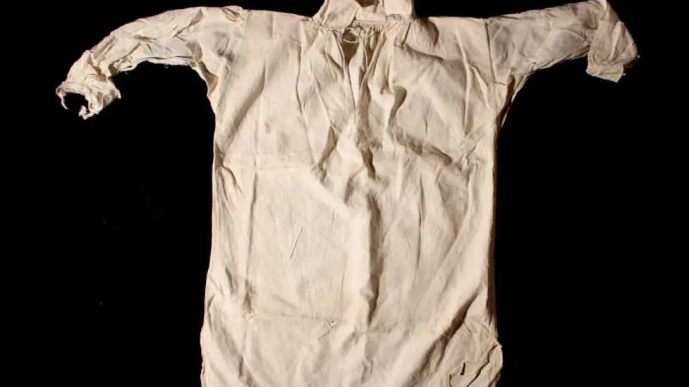 Camisa perteneciente al ajuar conservado en baúles.