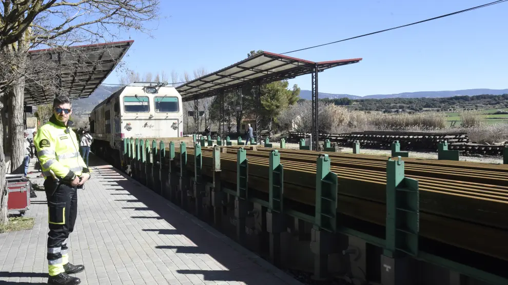 Un tren parado en la estación de Ayerbe que transporta carril para las obras de renovación de la vía del Canfranc.