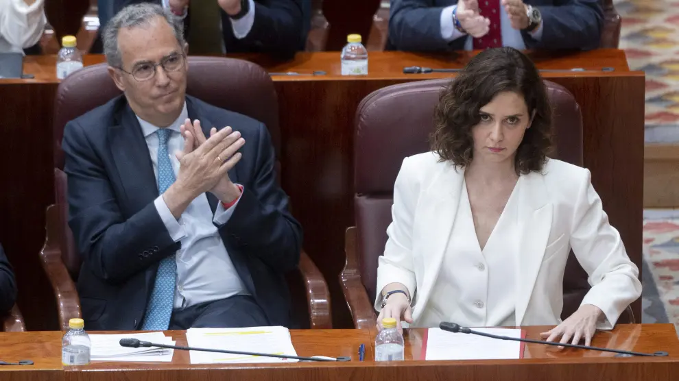 Isabel Díaz Ayuso y Enrique Ossorio durante el Pleno de la Asamblea de Madrid de este jueves.