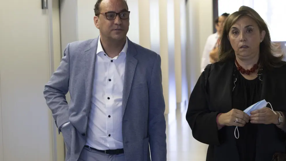 El concejal socialista, Ignacio Magaña, con su abogada en los pasillos de los juzgados de Zaragoza en junio de 2022.