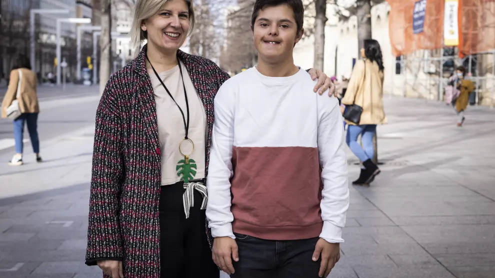 Marta Ba, junto a su hijo, Pablo Aparicio, en el paseo de la Independencia.