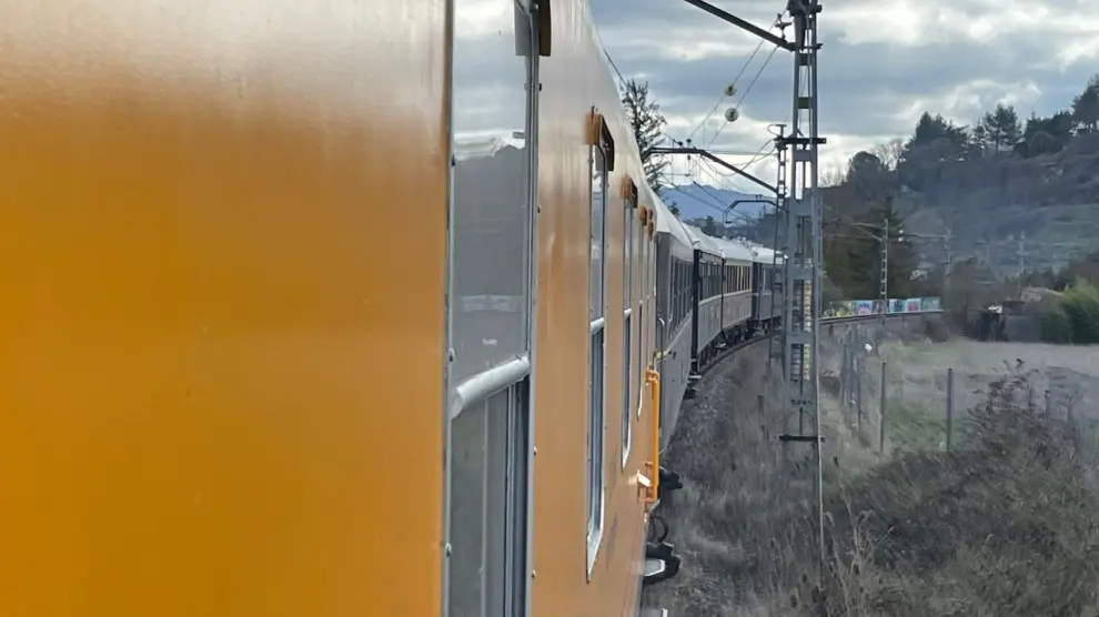 Regreso del Tren Azul (vagón correo, en primer plano) desde venta de Baños a Zaragoza el pasado sábado.