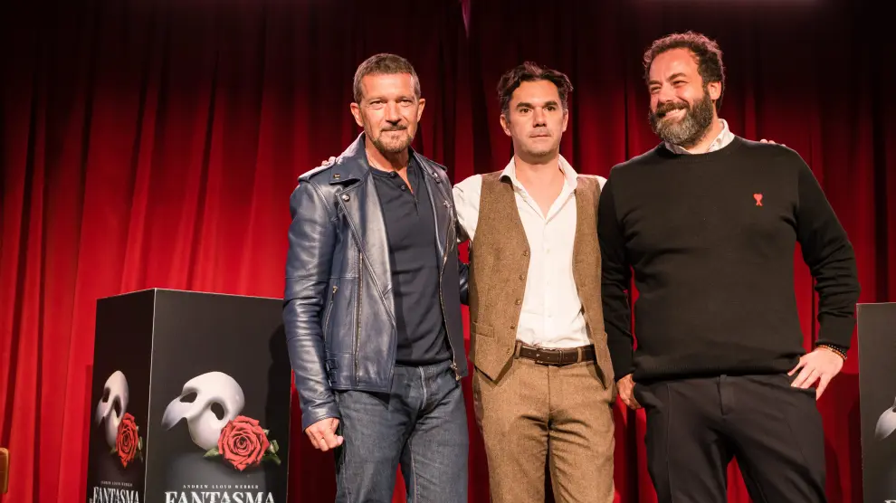 El actor Antonio Banderas; el director del musical, Federico Bellone, y el CEO de LETSGO, Iñaki Fernández (I-D).