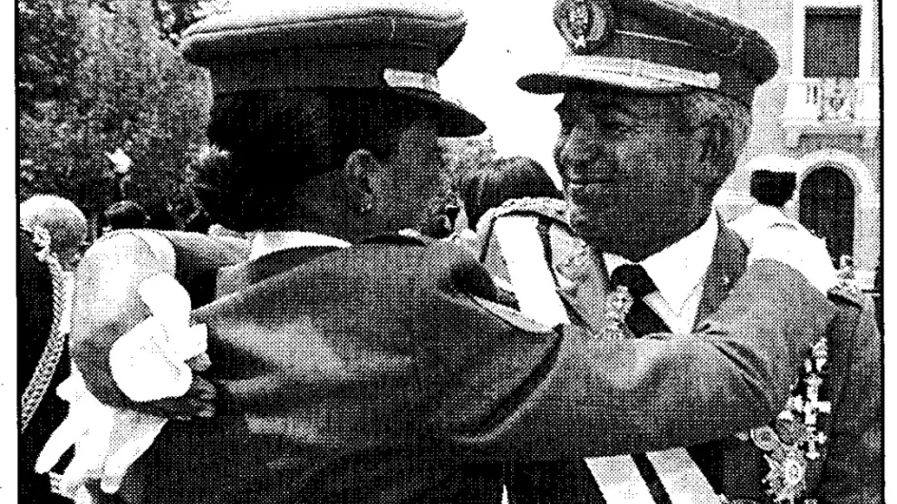 La entrega de despachos de la teniente Margarita Pardo de Santayana, que abraza a su padre, el entonces jefe de la Fuerza de Maniobra, Alfonso Pardo de Santayana, con el moño recogido en el acto celebrado el 13 de julio de 1998.