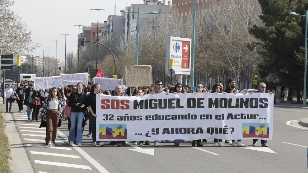 Pancarta que ha encabezado la manifestación del instituto Miguel de Molinos de Zaragoza este martes