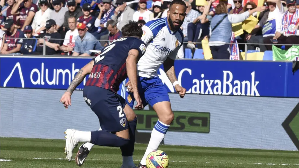 Thiago Bebé, en un ataque del Real Zaragoza el pasado domingo en Huesca, encara al rumano Ratiu.